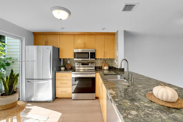 3 of 55 - 1897 Ne 15th Ave, Fort Lauderdale, FL