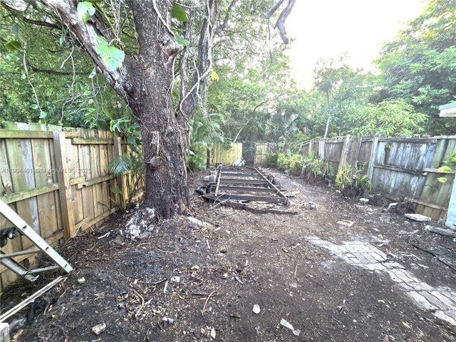 3 of 5 - 2211 Nw 55th Ter, Lauderhill, FL