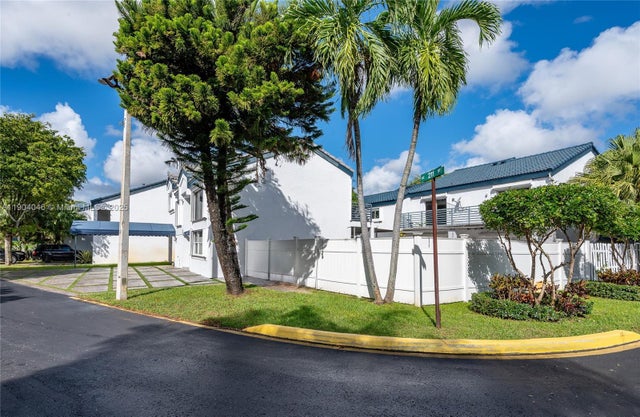 3 of 49 - 351 Ne 211th St, Miami, FL