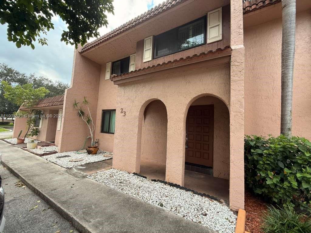 23 N Valencia Dr 2-32, Davie