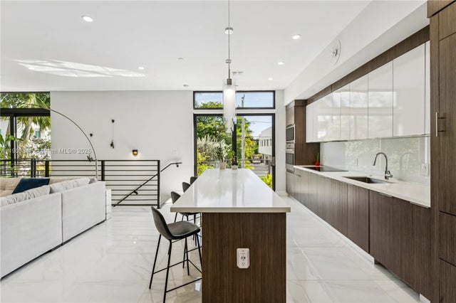 2 of 28 - 909 Ne 16th Ter 4, Fort Lauderdale, FL