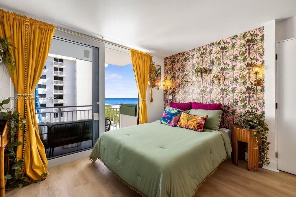 345 Ocean Dr 718, Miami Beach