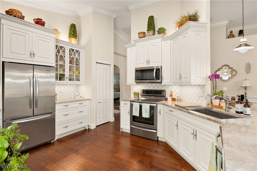 207 Glen Eagle Cir, Naples