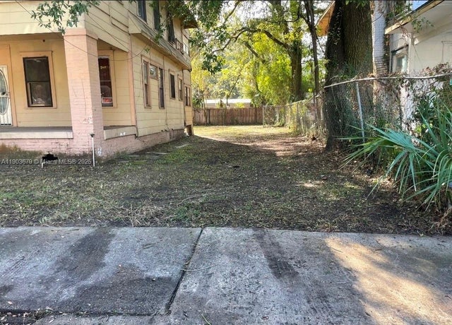 2 of 4 - 232 W 19th St, Other, FL