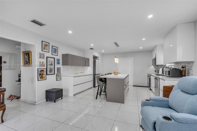 5 of 26 - 210 Nw 59th Ave, Miami, FL