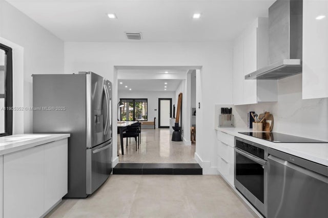 2 of 12 - 829 Sw 4th Ct, Fort Lauderdale, FL