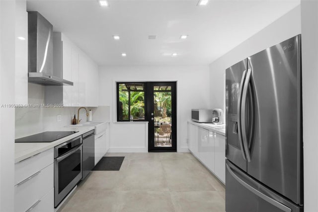 3 of 12 - 829 Sw 4th Ct, Fort Lauderdale, FL