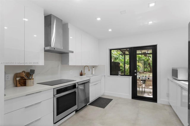 4 of 12 - 829 Sw 4th Ct, Fort Lauderdale, FL