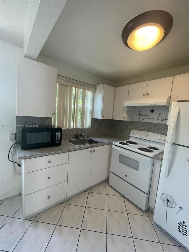 5 of 11 - 2826 Van Buren St 4, Hollywood, FL