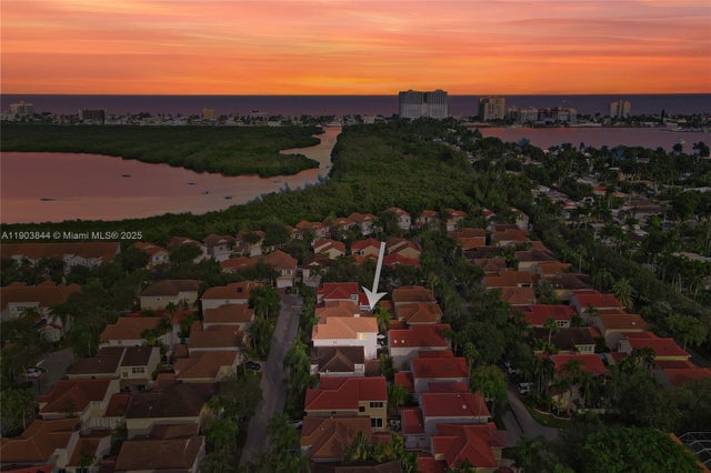 1046 Satinleaf St, Hollywood