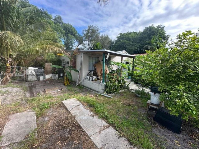 5 of 42 - 2933 Nw 48th Ter, Miami, FL