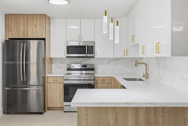 4 of 36 - 3580 Nw 73rd Ave, Lauderhill, FL