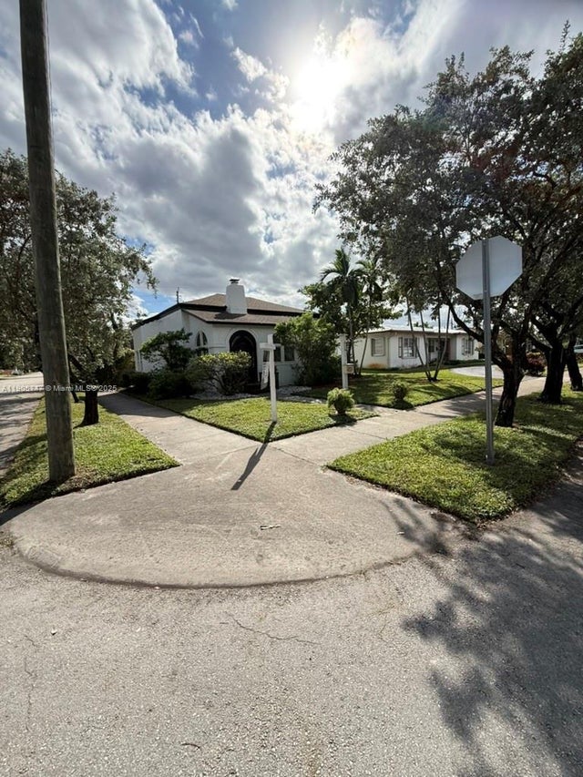 4 of 10 - 1700 Dewey St, Hollywood, FL
