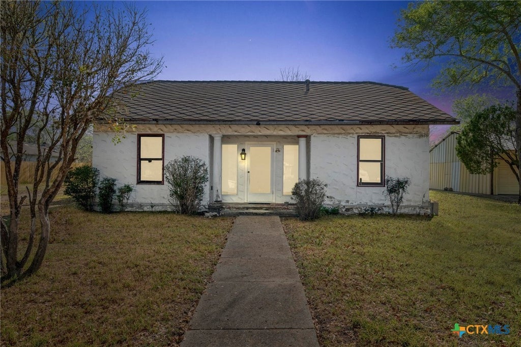 809 S Pecan Avenue, Luling