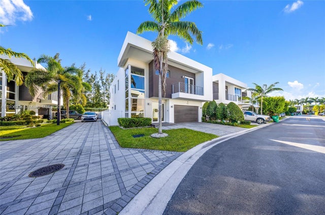 2 of 49 - 7541 Nw 97th Ct, Doral, FL