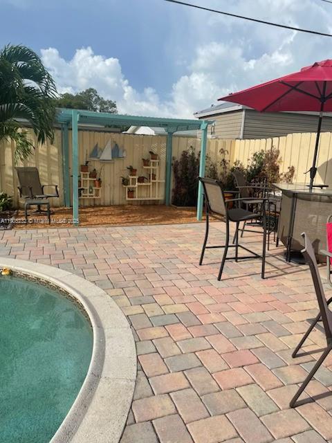 6740 Douglas St, Hollywood