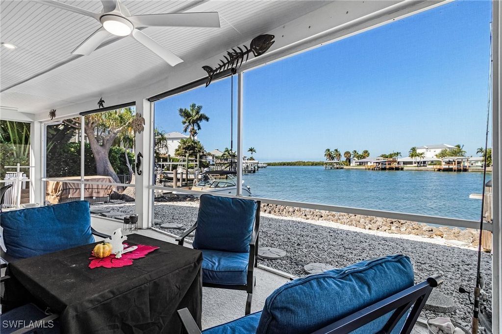 121 Jamaica Dr, Naples