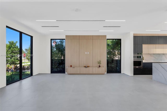 4 of 41 - 549 East Dr, Miami Springs, FL