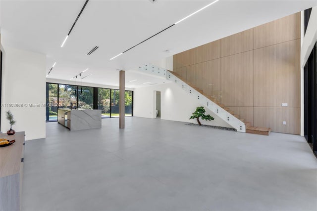 5 of 41 - 549 East Dr, Miami Springs, FL