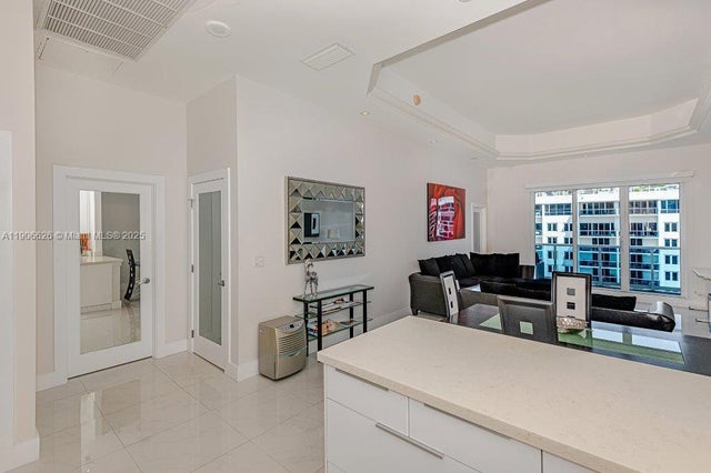 4 of 28 - 2301 Collins Ave 1619, Miami Beach, FL