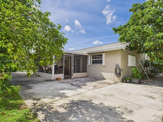 3 of 17 - 301 Nw 83rd Way, Pembroke Pines, FL