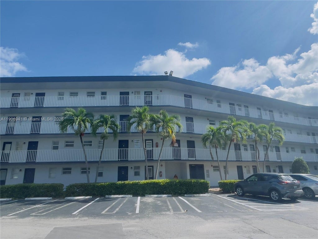 443 Ne 195th St 338, Miami