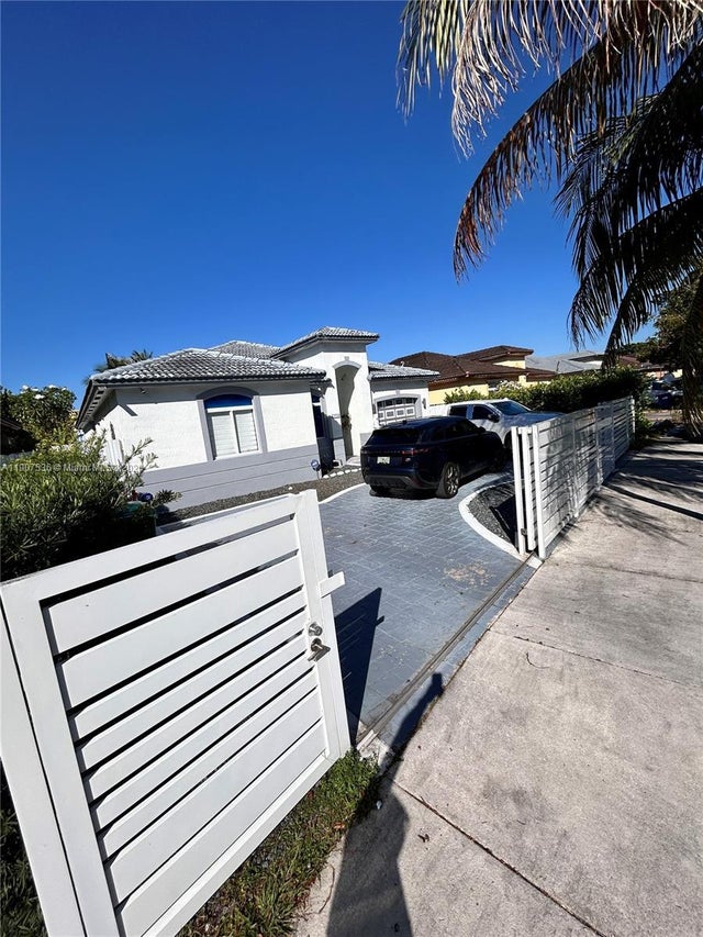 3 of 32 - 4607 Nw 165th St, Miami Gardens, FL