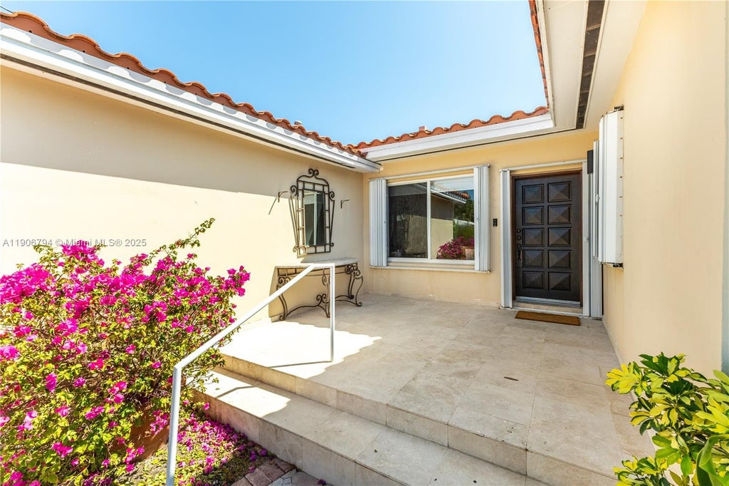 9457 Carlyle Ave, Surfside