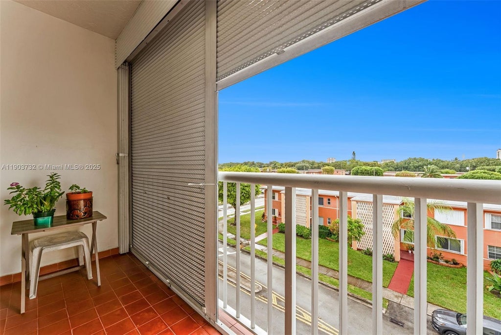 3661 Sw 9th Ter 402, Miami