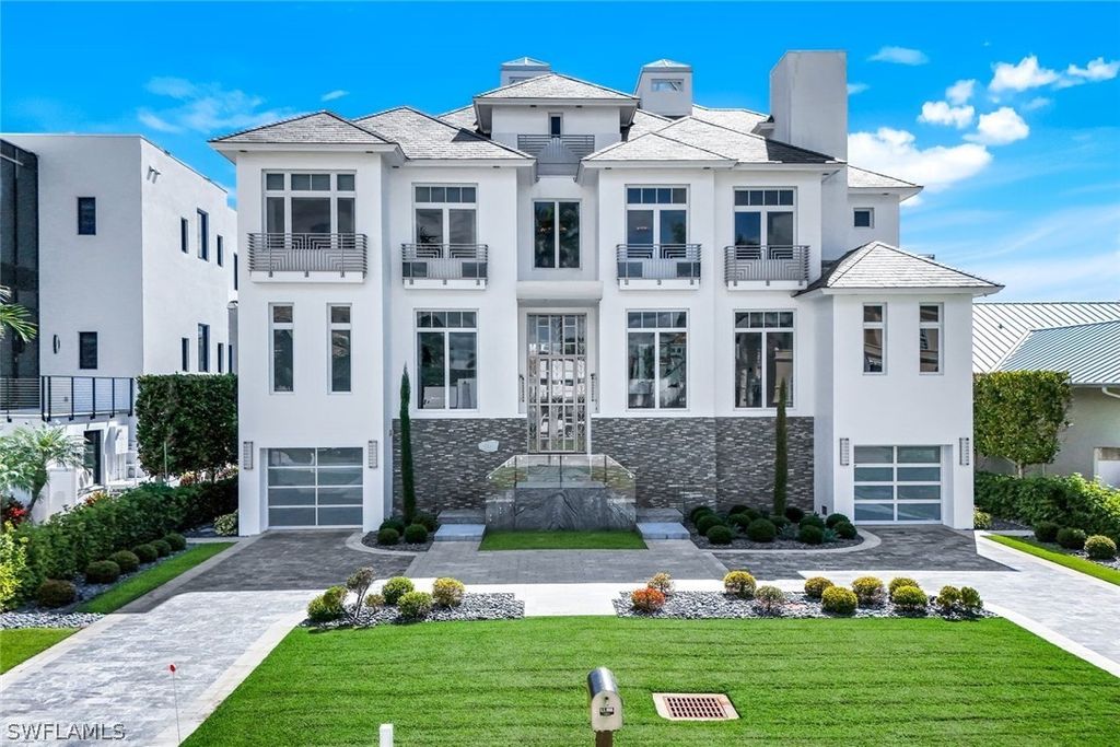 260 Channel Dr, Naples