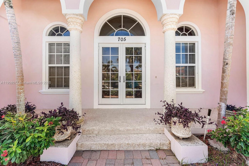 705 Ocean Dr, Juno Beach