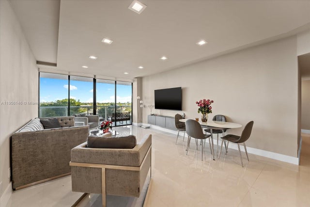 20281 E Country Club Dr 304, Aventura