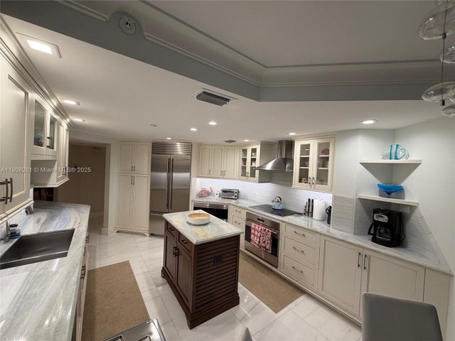 4 of 9 - 5200 N Ocean Dr 1801, Singer Island, FL