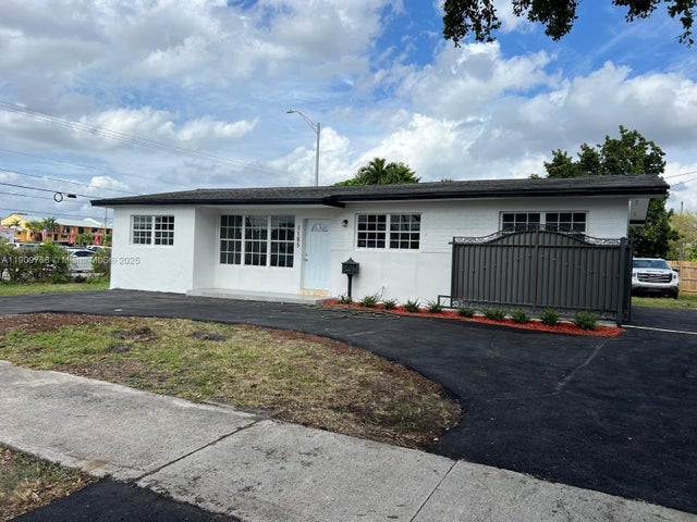 1185 W 50th St, Hialeah