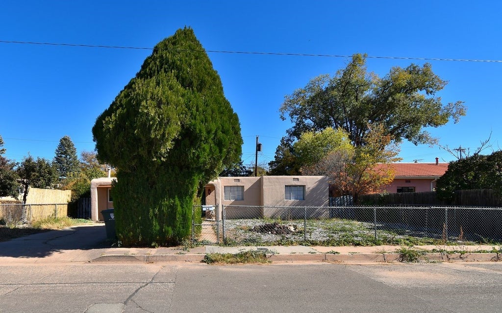 131 Spruce Street, Santa Fe