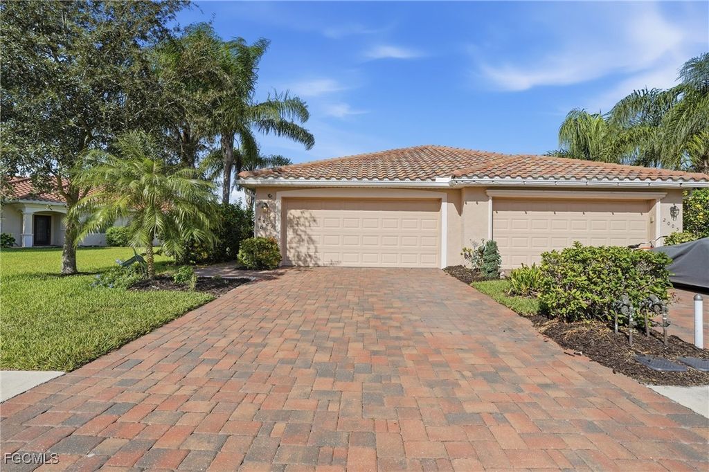 2009 Tamarron Ln, NAPLES