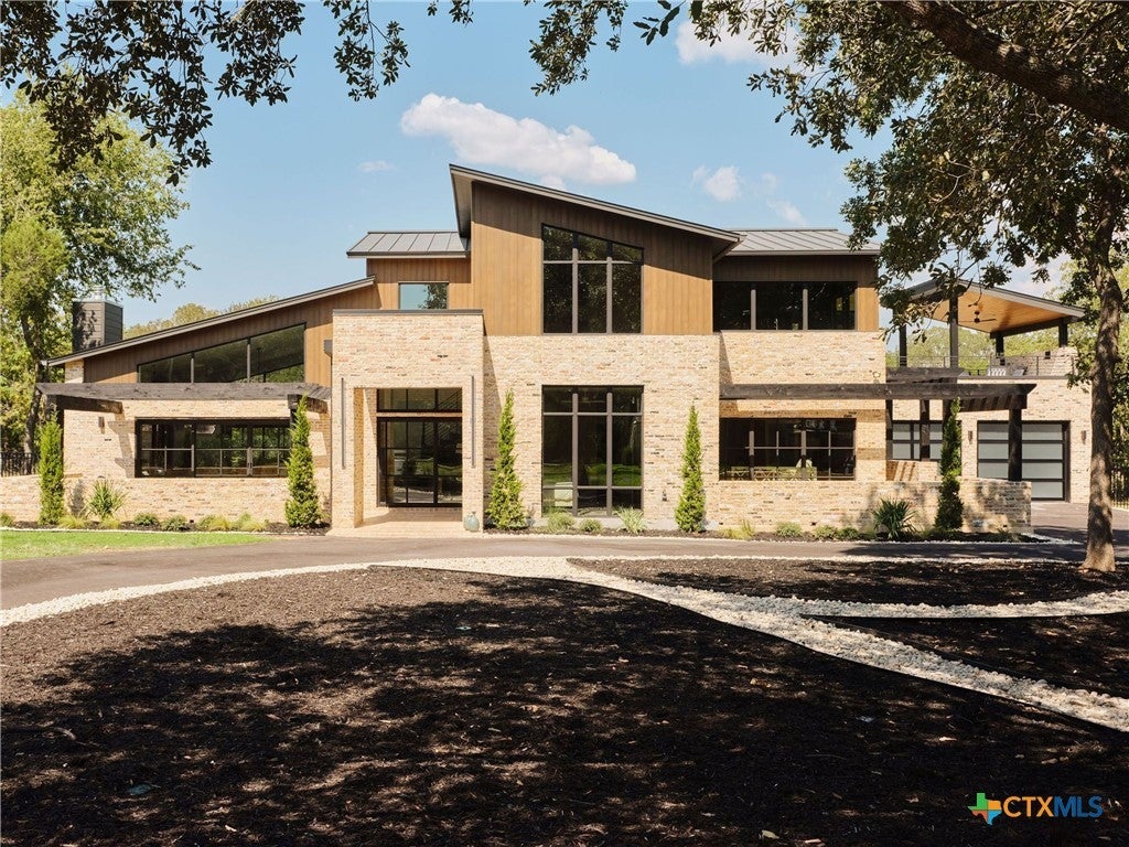 Residential Real Estate for Sale located in the neighborhood of Landa Park Highlands 1, on Comal River in the city of New Braunfels, Texas