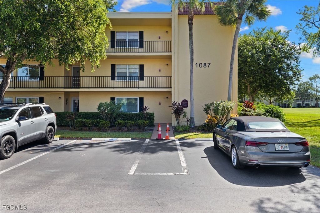 1087 Forest Lakes Dr 1-309, Naples