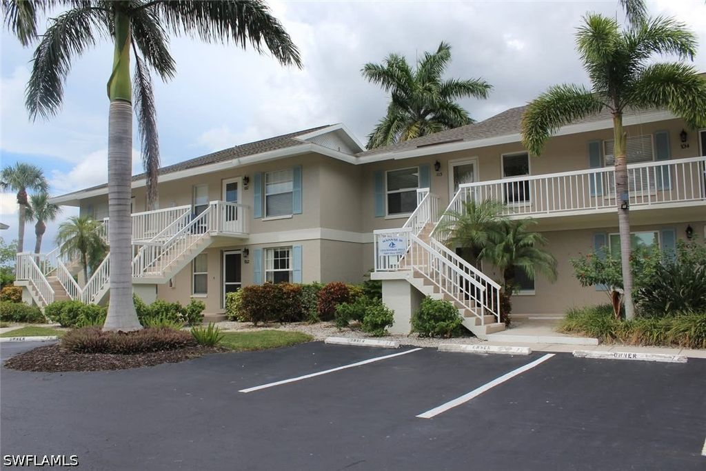 1305 Mainsail Dr 1013, Naples