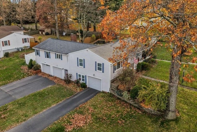 2 Fairview Dr, Smithfield