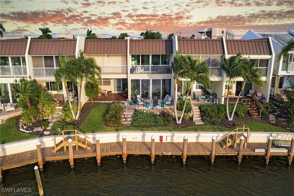 800 River Point Dr 209, Naples