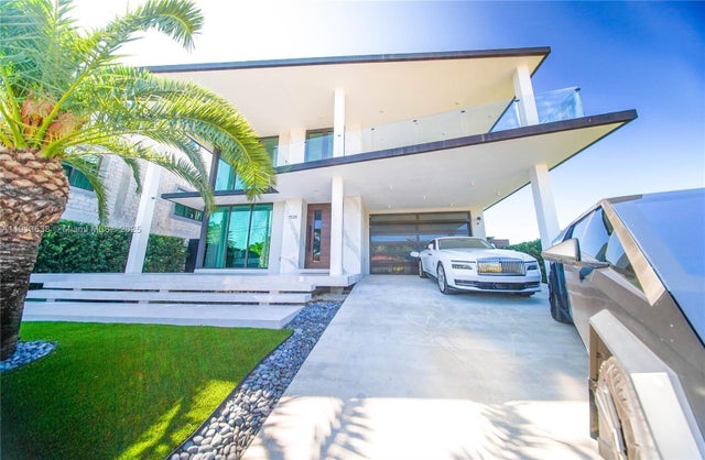 7520 W Treasure Dr, North Bay Village