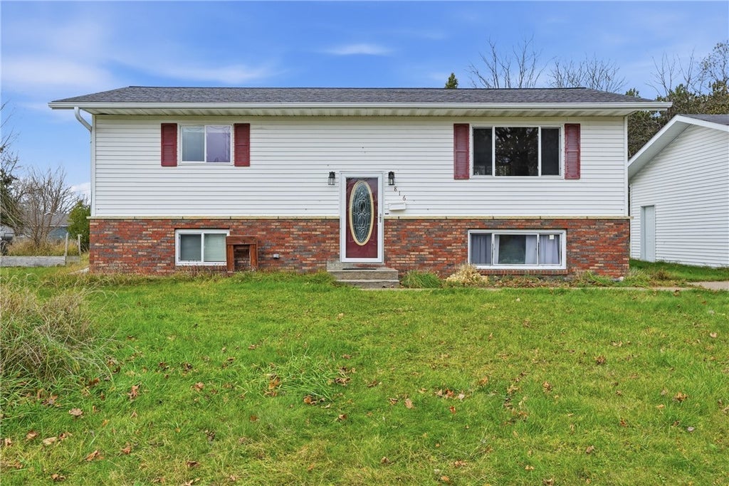 816 E 9th Street S, Ladysmith