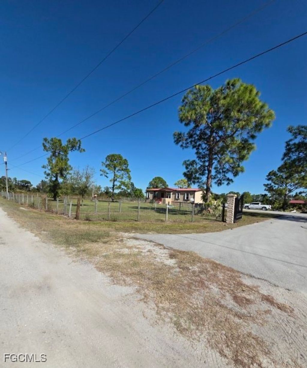 1860 Poinsettia Ave, Lehigh Acres