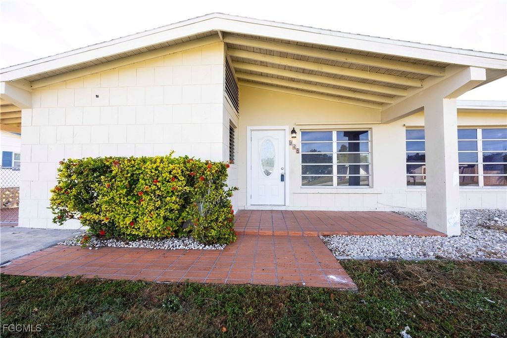 275 Lakeview Dr, North Fort Myers