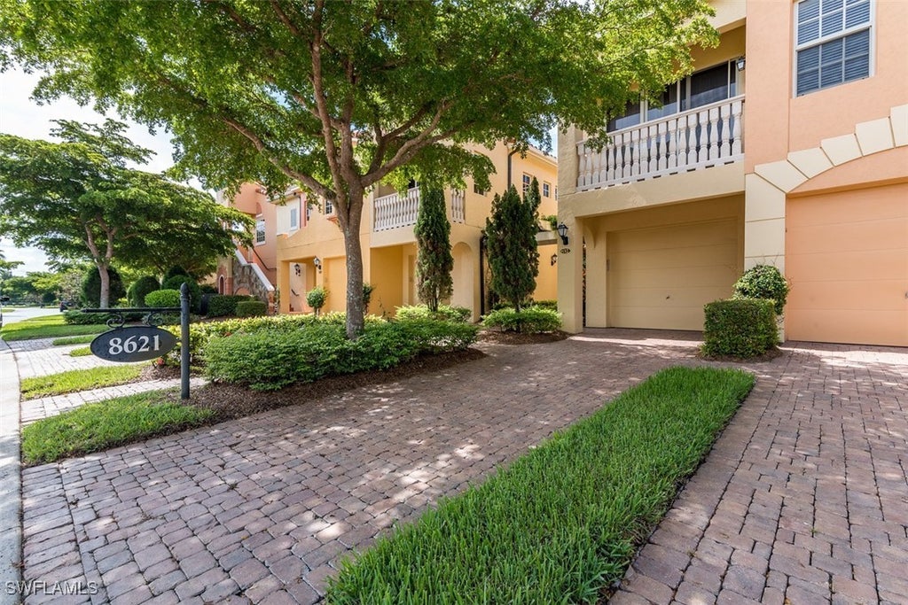 8621 Piazza Del Lago Cir 206, Estero