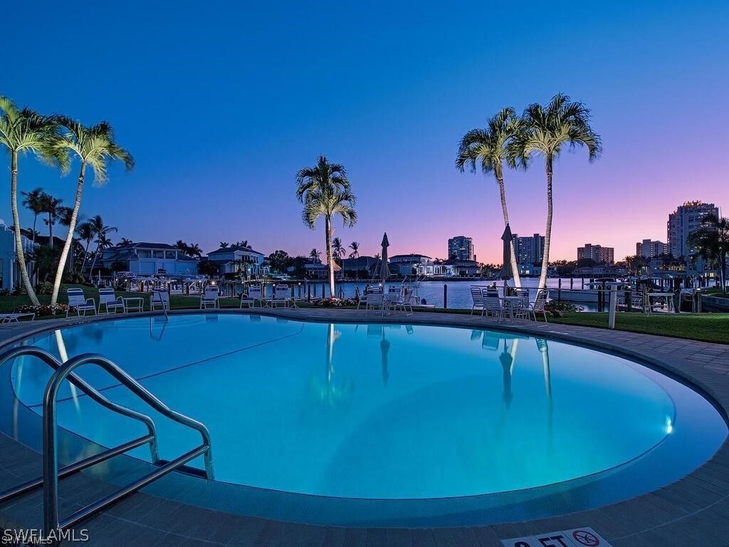 400 Park Shore Dr 102, Naples