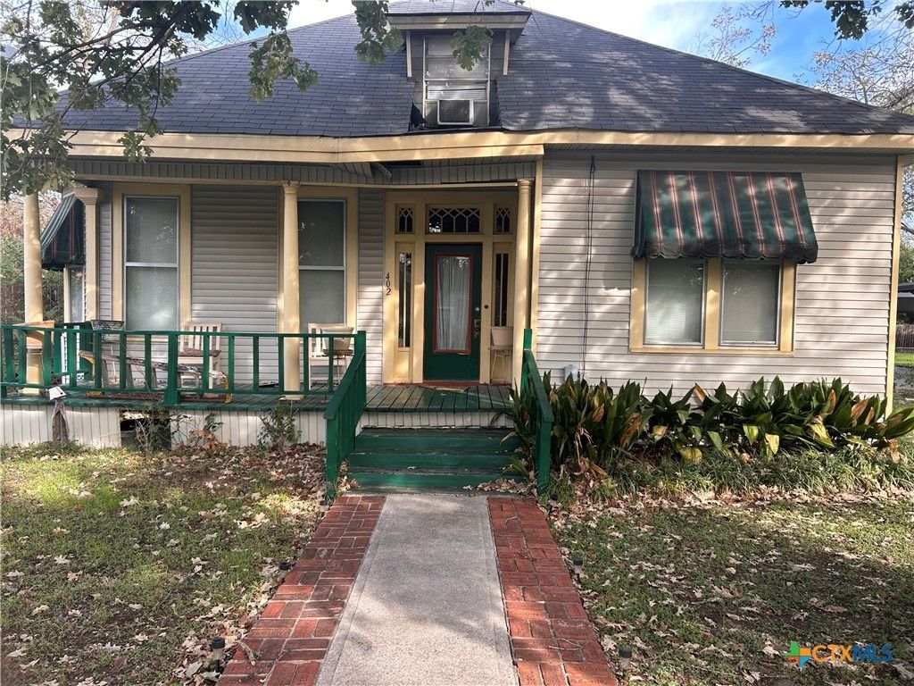 402 E Ireland, Seguin