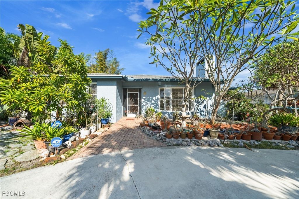 813 105th Ave N, Naples