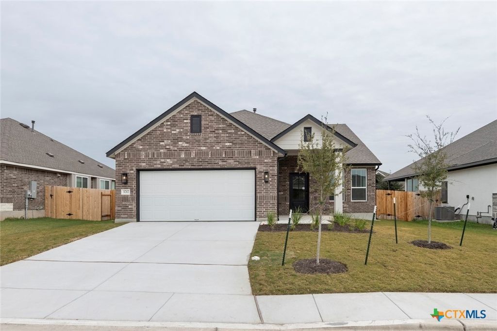 3717 Pin Oak Hills, Seguin